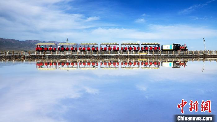 圖為茶卡鹽湖上的小火車(chē)。(資料圖) 王生榮 攝