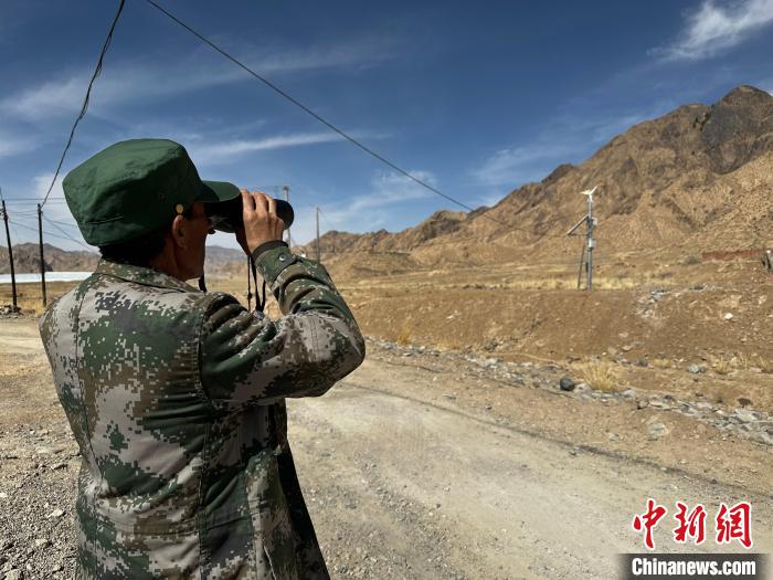 圖為文物保護員費生平正在巡查?！±铍h 攝