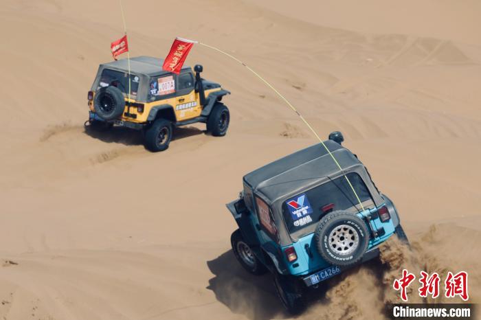 圖為高原沙漠機車越野挑戰(zhàn)賽現(xiàn)場?！≠F南縣委宣傳部供圖