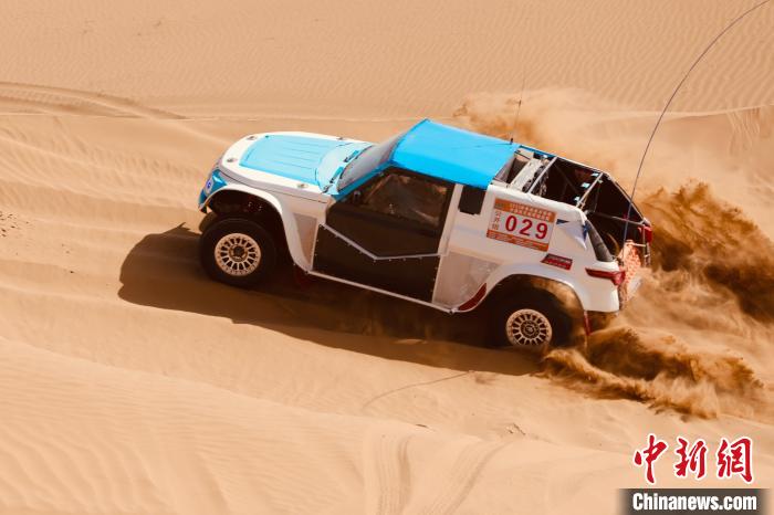 圖為高原沙漠機車越野挑戰(zhàn)賽現(xiàn)場?！≠F南縣委宣傳部供圖