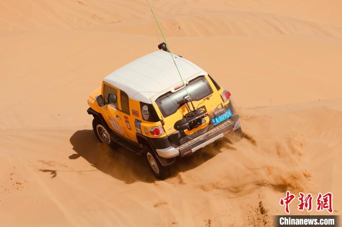 圖為高原沙漠機車越野挑戰(zhàn)賽現(xiàn)場?！≠F南縣委宣傳部供圖