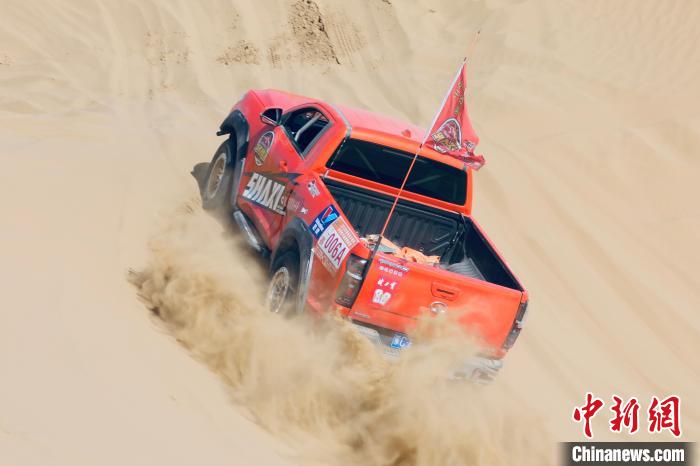 圖為高原沙漠機車越野挑戰(zhàn)賽現(xiàn)場?！≠F南縣委宣傳部供圖