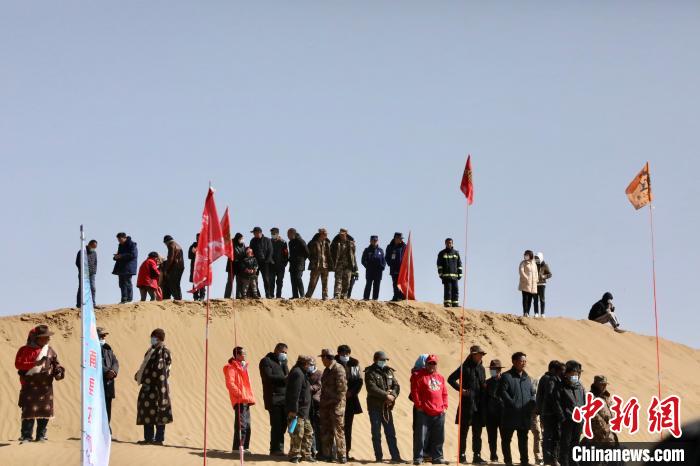 圖為來自各地的觀眾觀看比賽?！≠F南縣委宣傳部供圖