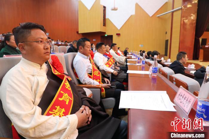 圖為玉樹州民族團結進步創(chuàng)建工作推進會現(xiàn)場。　胡貴龍 攝