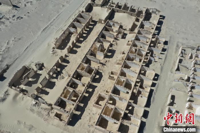 航拍青海省海西蒙古族藏族自治州茫崖市冷湖石油工業(yè)遺址保護區(qū)。　馬銘言 攝