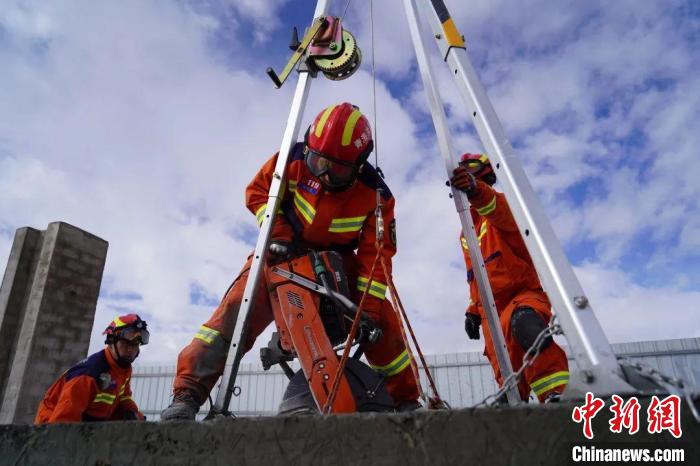 圖為地震實戰(zhàn)拉動現(xiàn)場，參演人員正在進行垂直救援項目?！∮駱湎拦﹫D