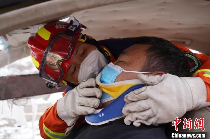 圖為地震實戰(zhàn)拉動現(xiàn)場，參演人員正在進行車輛事故救援項目。　玉樹消防供圖