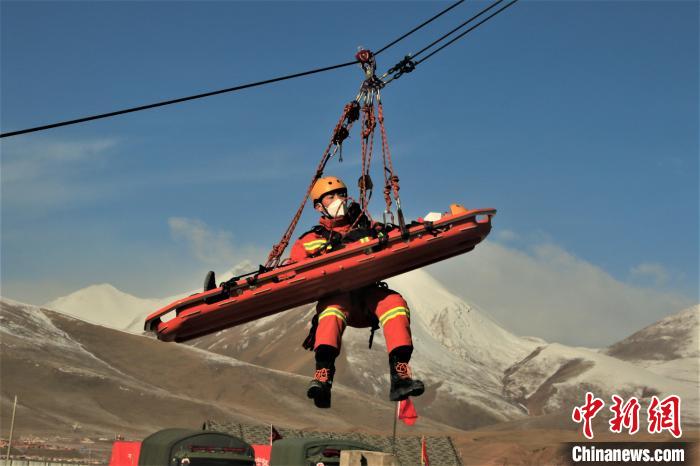 圖為地震實戰(zhàn)拉動現(xiàn)場，參演人員正在進行懸崖救助項目?！∮駱湎拦﹫D