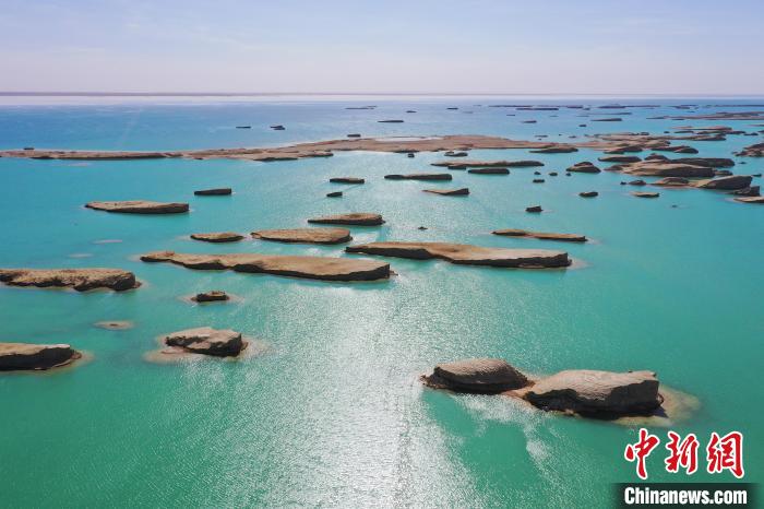 航拍青海大柴旦烏素特水上雅丹奇特景觀?！●R銘言 攝