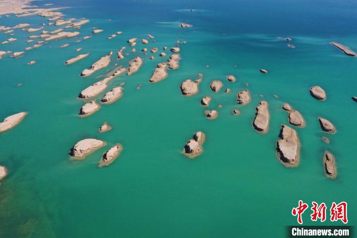 航拍青海大柴旦烏素特水上雅丹奇特景觀。　馬銘言 攝