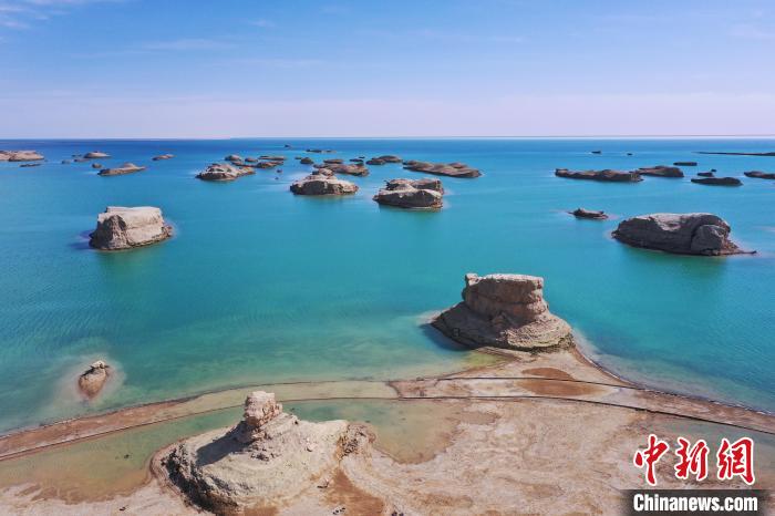 航拍青海大柴旦烏素特水上雅丹奇特景觀?！●R銘言 攝