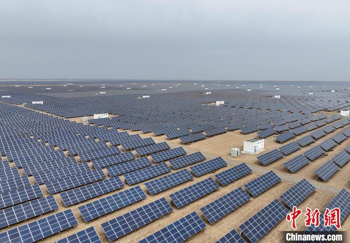 圖為航拍青海省海南藏族自治州共和縣塔拉灘光伏產(chǎn)業(yè)園?！∑钤鲚?攝