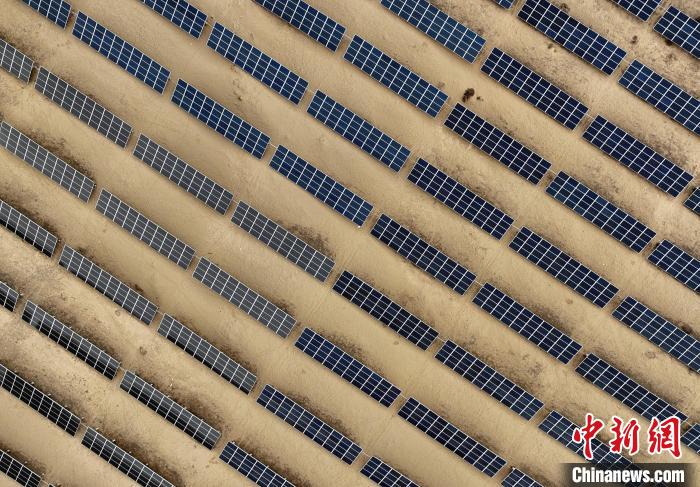 圖為航拍青海省海南藏族自治州共和縣塔拉灘光伏產業(yè)園?！∑钤鲚?攝