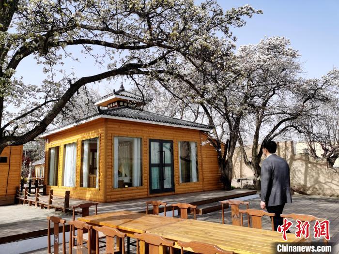 圖為尖扎噶達莊園一角?！?zhí)砀?攝