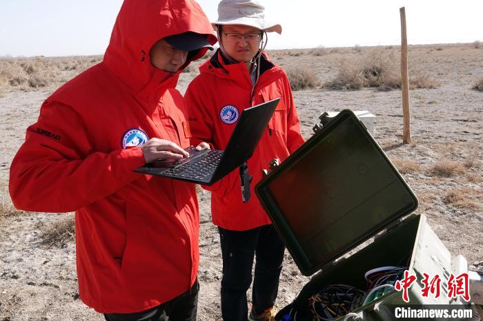 格爾木草地站，青藏科考隊員采集觀測數(shù)據(jù)?！?lt;a target='_blank' href='/'><p  align=