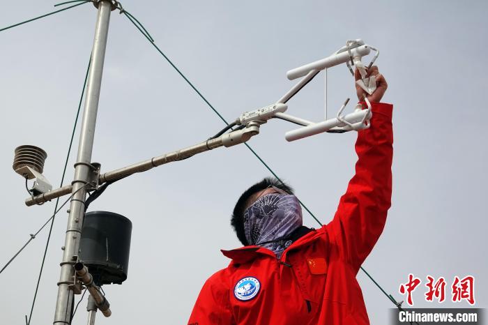 格爾木草地站，青藏科考隊(duì)員維護(hù)科研設(shè)備?！?lt;a target='_blank' href='/'><p  align=