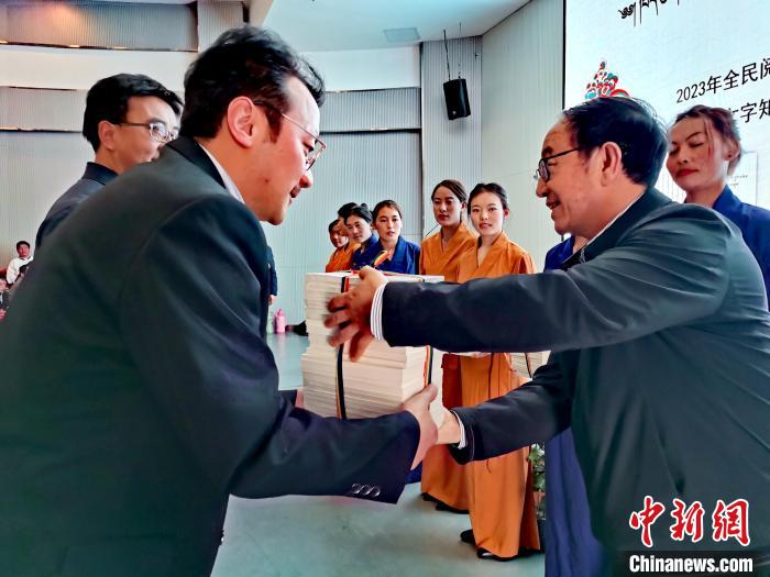 圖為贈送叢書?！?zhí)砀?攝