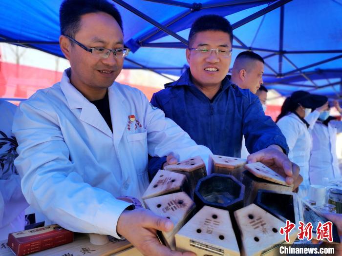 圖為青海省海東市樂都區(qū)中醫(yī)院八卦灸展示?！?zhí)砀?攝