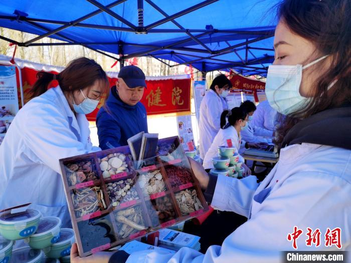 圖為中藥展示?！?zhí)砀?攝