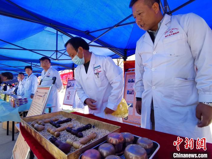 圖為青海省循化縣的國家級非遺項目尤闕療法的器械展示?！?zhí)砀?攝