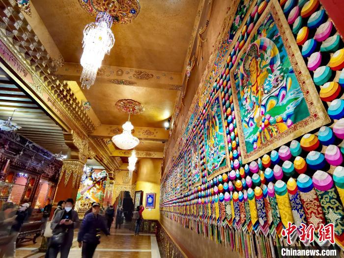 圖為仁俊畫院內(nèi)的堆繡。　張?zhí)砀?攝