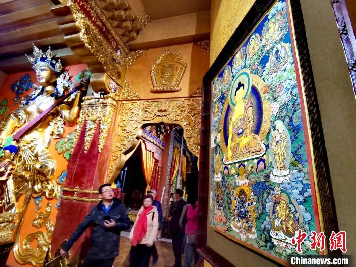 圖為仁俊畫院內(nèi)的唐卡?！?zhí)砀?攝