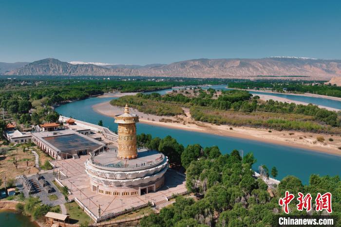 航拍青海貴德黃河岸畔綠意濃濃?！≮w凜松 攝