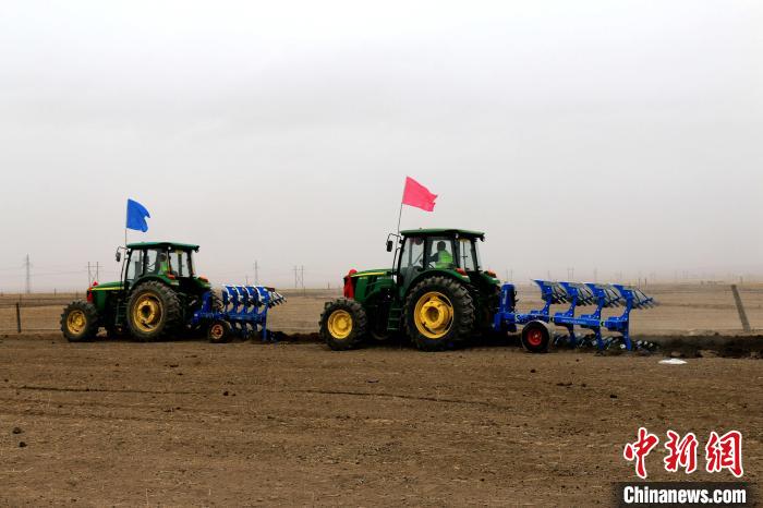 圖為播種機正在忙碌耕作?！埖么?攝