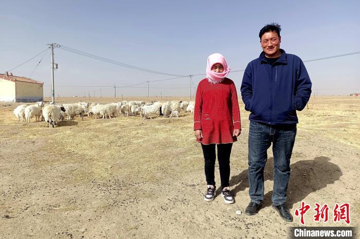 圖為華公太(右)走訪牧民?！〔彭検步?攝