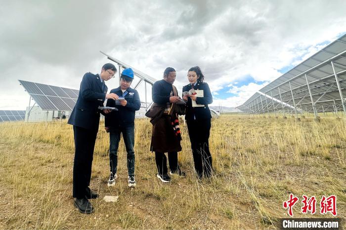 圖為稅務(wù)干部上門開展稅費(fèi)輔導(dǎo)?！》劫F龍 攝