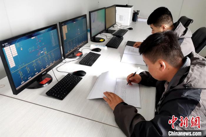 圖為光伏發(fā)電項(xiàng)目升壓站監(jiān)控室?！±铍h 攝