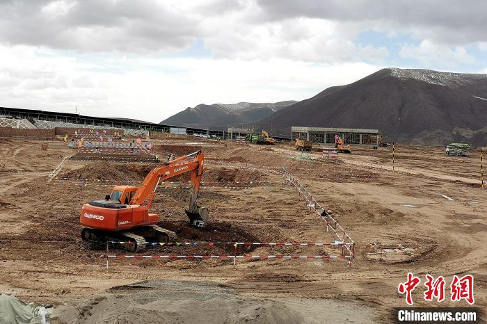 圖為光伏發(fā)電項(xiàng)目施工區(qū)正在抓緊施工?！±铍h 攝