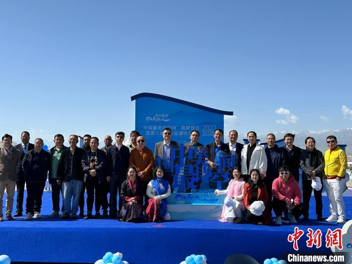 圖為國內(nèi)眾多詩人在茶卡鹽湖景區(qū)合影?！⒀?攝