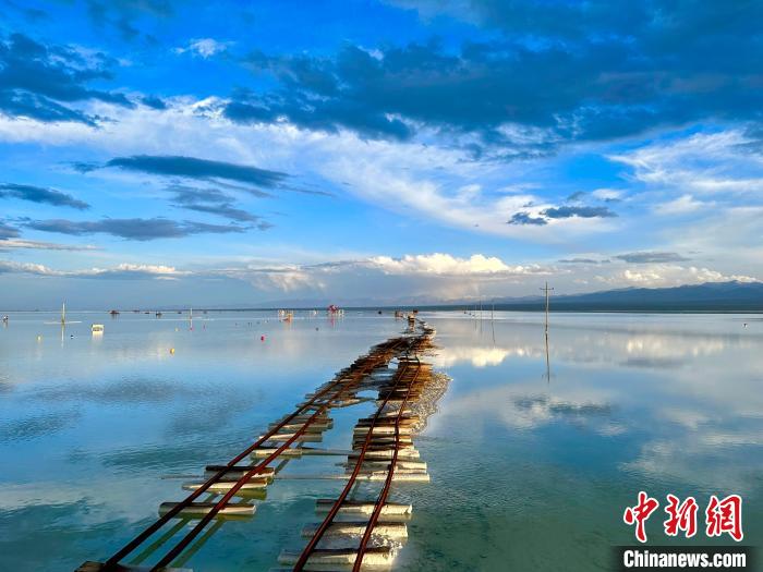 圖為茶卡鹽湖景區(qū)風(fēng)光?！⒀?攝