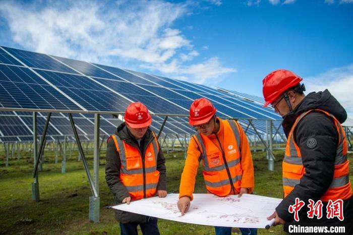 施工技術(shù)人員正在認真核查柯拉一期光伏電站相關(guān)設(shè)計數(shù)據(jù)等?！⒅铱?攝