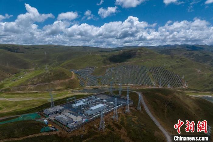 航拍建成投運的柯拉一期光伏電站升壓站?！⒅铱?攝