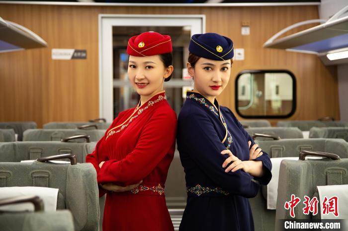 圖為整體色彩以“深藏青”和“喇嘛紅”為主調(diào)的西格段“復(fù)興號(hào)”動(dòng)車組乘務(wù)員新制服?！±罾?攝