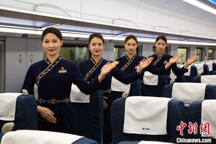 圖為身穿新制服的青藏鐵路西格段“復(fù)興號(hào)”動(dòng)車組乘務(wù)員?！±罾?攝