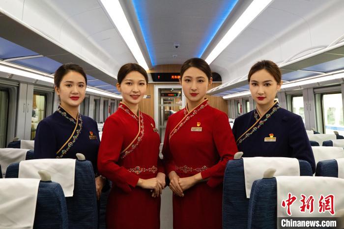 圖為整體色彩以“深藏青”和“喇嘛紅”為主調(diào)的西格段“復(fù)興號(hào)”動(dòng)車組乘務(wù)員新制服?！±罾?攝