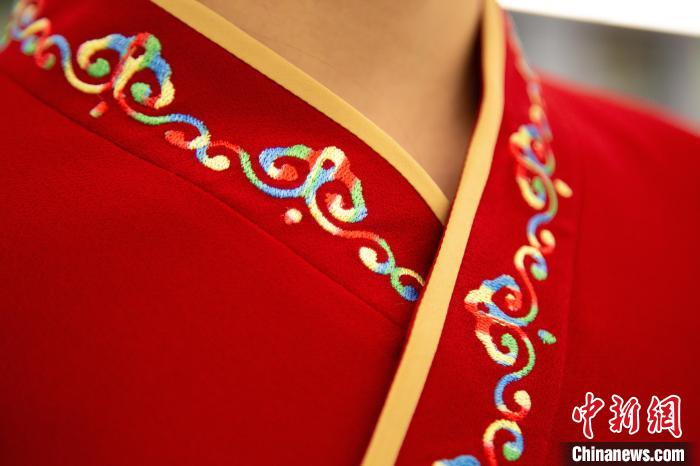 圖為新制服領(lǐng)口點(diǎn)綴有蒙古特色的烏力吉紋繡花?！±罾?攝