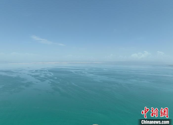 圖為航拍仲夏時節(jié)，青海湖水天一色?！∑钤鲚?攝
