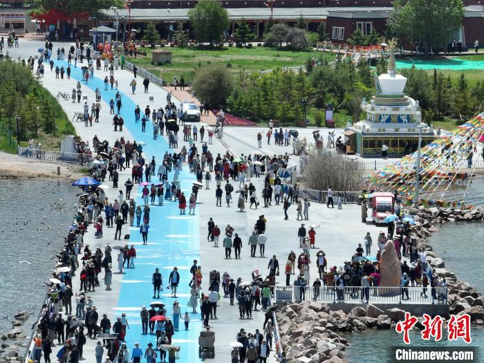 圖為航拍青海湖二郎劍景區(qū)游客眾多。　祁增蓓 攝