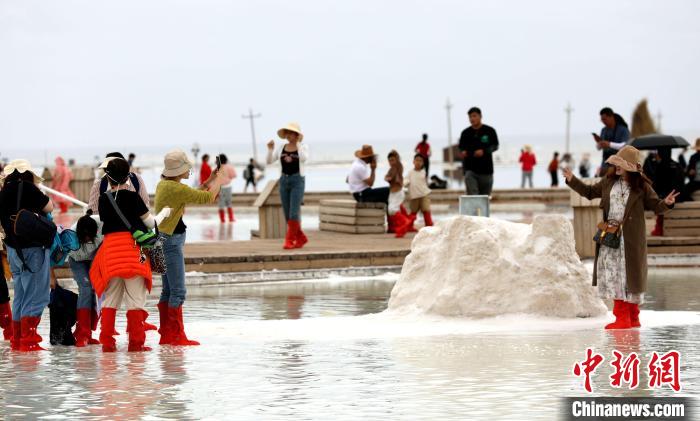 圖為游客在茶卡鹽湖拍照?！⊙Φ?攝