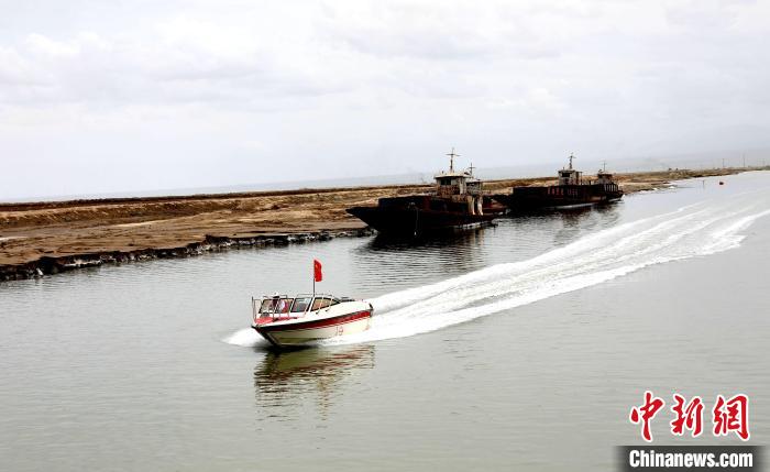 圖為茶卡鹽湖?！⊙Φ?攝