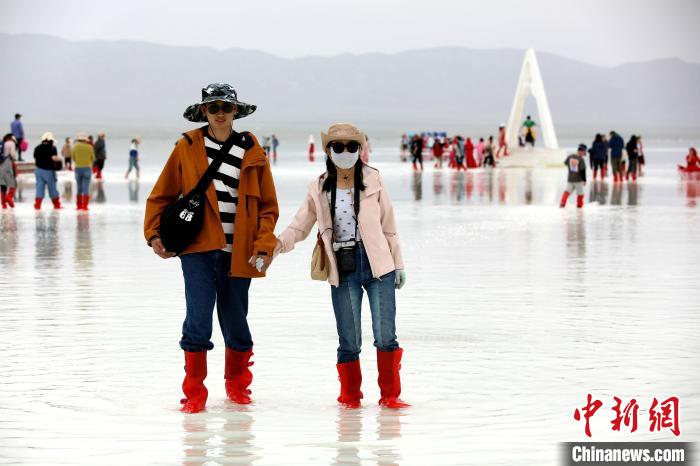 圖為游客在茶卡鹽湖之中。　薛蒂 攝