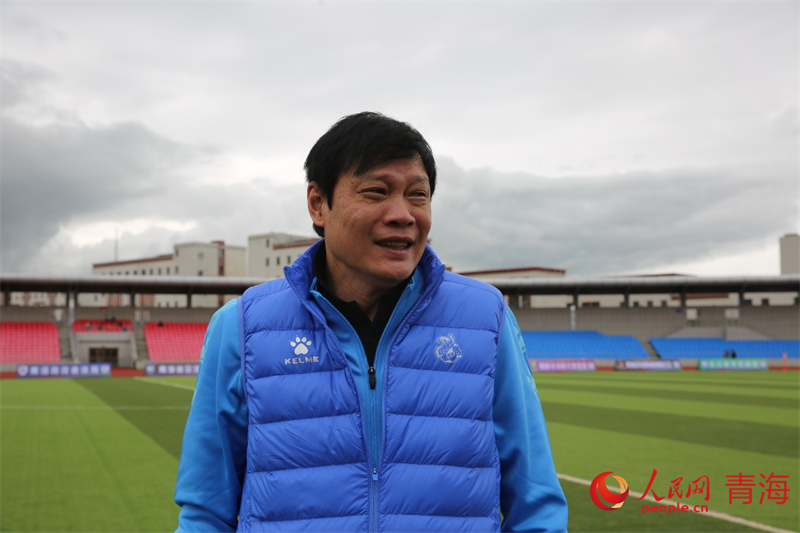 中場休息時與球員交流的范志毅。人民網(wǎng) 馬可欣攝