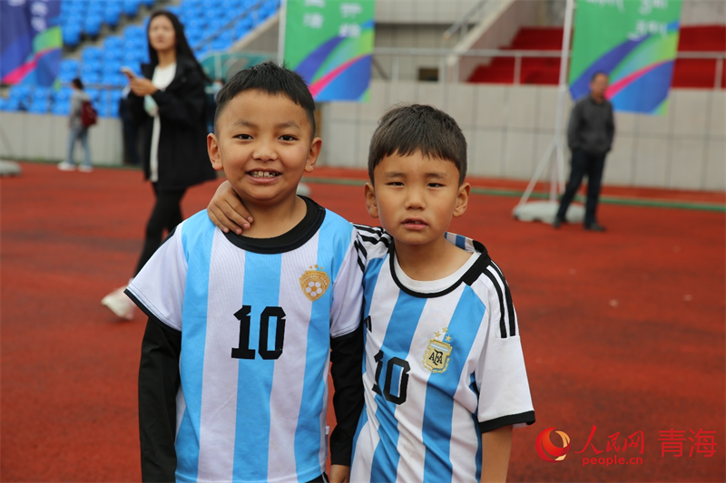 小小足球員。人民網(wǎng) 馬可欣攝