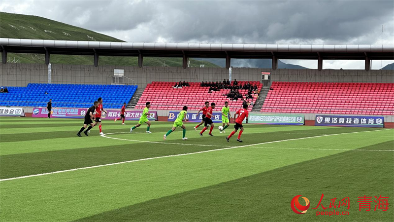 “州超”球員正在拼搶。人民網(wǎng) 劉沛然攝