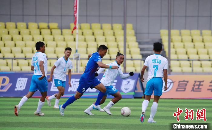 圖為班瑪隊(白)與達(dá)日隊在球場進(jìn)行比拼?！●R銘言 攝