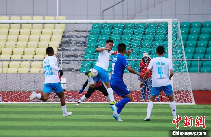 圖為班瑪隊(白)與達(dá)日隊在球場進(jìn)行比拼?！●R銘言 攝